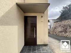 シンプルで洗練された玄関デザイン。帰るたびにホッとできる、心地よい住まいの入り口。