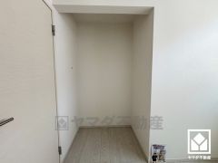 オープンクローゼットでおしゃれな「見せる」収納も可能です。扉がないため物の出し入れがしやすく、通気性が良いのもメリット。