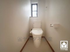 明るく清潔感溢れるトイレです。小窓が付いているので日中は明るく、居心地の良いプライベートスペースです。