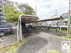 ショッピングモール「塚口さんさんタウン」まで徒歩11分。イオンフードスタイルなどが出店する「ソコラ塚口クロス」もペデストリアンデッキで繋がっており、お買い物には困りません。