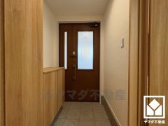 玄関にはたっぷりの収納スペースを完備。家族の靴もしっかり収納できるので、玄関がいつも片付き、気持ちよくお客様を迎えられます。