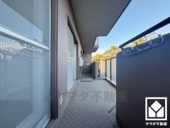 東西両面バルコニーで陽当たり、風通し良好。東側はたいへん広々としているため、お洗濯物をたっぷりと干す事ができます。