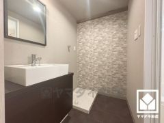 小さなお子様のお風呂上りもこのスペースがあればゆったりとして頂けます。室内洗濯機置場がございますので、天候に左右されず洗濯していただけます。