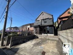 駐車スペースを2台分確保。重い荷物や雨の日の移動もスムーズで、快適なカーライフを実現。来客時にも便利です。