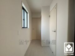 シンプルで洗練された玄関スペース。帰るたびにホッとできる、心地よい住まいの入り口。