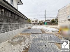 3面鏡の洗面化粧台がございます。ワイドなカウンターで、忙しい朝でも身支度がしやすく時短になります。