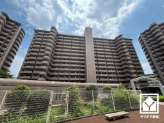 敷地内は木々が多く植えられていて、四季の移り変わりが感じられる緑豊かな景観です。