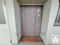 玄関ドアは防犯性に優れたダブルロックドアです。