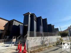 落ち着いた色合いと直線的な美しさが調和したモダンな外観。帰るたびに安心感を感じられる佇まい。