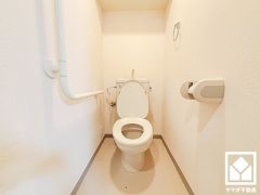 明るく清潔感溢れるトイレです。手すりがございますので、立ち座りが楽になります。