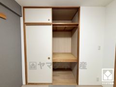 押入にはお客様用の座布団や寝具も収納可能です。奥行きがあるので、収納力も申し分ありません。