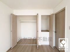 クローゼットは奥行きがあるので、収納力も申し分ありません。