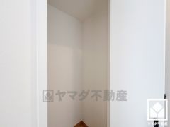 クローゼットは奥行きがあるので、収納力も申し分ありません。