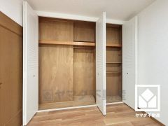 新たに家具を買わなくても良いので、ハンガーパイプ付きのクローゼットは嬉しいですね。奥行きがあるので、収納力も申し分ありません。