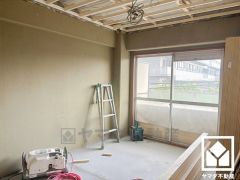 バルコニーにつながるお部屋で、通風・陽当たり良好。（2025年9月末頃リフォーム完了予定）