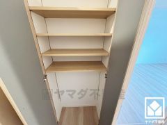 廊下にも収納スペースがあり、住空間を広々お使いいただけます。日用品のストックなどもすっきり片付きます。