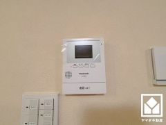 突然の来訪時でも安心なモニター付きインターホンを完備。お留守番中のお子様でも簡単に来訪者の確認ができます。