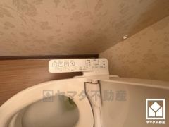 温水洗浄便座付きで、季節を問わずいつでも温かい便座をお使いいただけます。