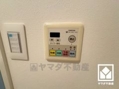 浴室暖房乾燥機付き。真冬の寒い浴室を暖かく、また雨の日の洗濯物の乾燥にと多用途に活躍する機能です。