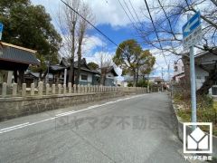 西側が駐車場で抜けており、その先は道路なので開放感があります。陽当たり・風通しの良い立地です。