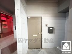 2階住戸の玄関です。シンプルで洗練された玄関デザイン。帰るたびにホッとできる、心地よい住まいの入り口。