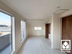 約9.75帖の3階洋室です。間仕切り壁を設置して、将来の家族構成の変化に対応可能な2WAYのお部屋になっています。設置工事は有償となります。