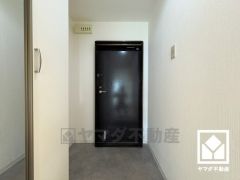 シンプルで洗練された玄関デザイン。帰るたびにホッとできる、心地よい住まいの入り口。