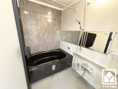 1日の疲れを癒す浴室でゆったりリフレッシュ。清潔感あふれる空間で、毎日のバスタイムをより快適に。鏡が横長なので、お子様でも見やすく便利です。