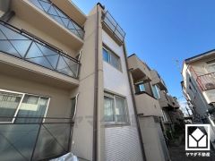 キッチンはカウンター付きの対面式。配膳や片付けがしやすく、お料理中でもお子様の様子が分かって安心です。L型なので作業動線が最短距離で効率良く動けます。