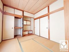 約6帖の2階和室です。陽光がたっぷり差し込む洗練された和の空間。温かみのある畳のスッキリとしたデザインが、暮らしを心地よく彩ります。