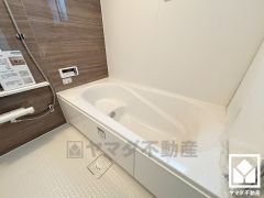 浴槽にはステップがございますので、お子様やご高齢の方も出入りが楽になります。半身浴がしやすく、長湯を楽しみたい方ののぼせ防止にも嬉しい設計です。