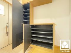 玄関にはシューズボックスを完備。家族の靴もしっかり収納できるので、玄関がいつも片付き、気持ちよくお客様を迎えられます。