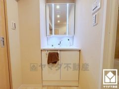 収納付きでスッキリお使い頂ける3面鏡の洗面台です。縦に2本配置されたLED照明が顔全体を明るく均等に照らしてくれるので、スキンケアやメイクがしやすくなります。