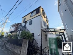 デザイナーズライクなおしゃれな外観。窓が多く、陽当たりの良い立地。