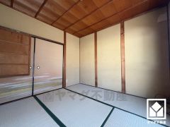 約4.5帖の和室です。バルコニーにつながるお部屋で、通風・陽当たり良好。お子様のお部屋などにも丁度良い広さです。