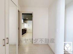 シンプルで洗練された玄関スペース。帰るたびにホッとできる、心地よい住まいの入り口。