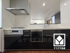 対面式キッチンなのでお料理中でもお子様の様子が分かって安心です