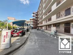 屋根付きの駐輪場・バイク置場がございます。雨や風、直射日光から自転車・バイクを守ることができます。