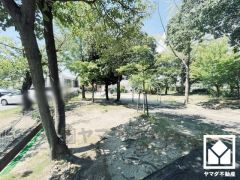 敷地に隣接して遊具が設置された公園がございます。子育て世帯の方にもお勧めです。