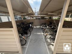 屋根付きなので、雨や風、直射日光から自転車を守ることができます。