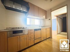 カウンター付きのオープンキッチンなので配膳や片付けがしやすく、お料理中でもお子様の様子が分かって安心です。