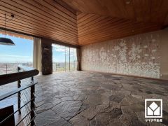 ラグジュアリーな石張りの床が魅力の広々としたリビングです。高台の3階リビングのため、窓からは西宮市内から大阪湾まで見晴らすことのできる一大パノラマが広がり、贅沢な時間を過ごせます。