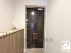 白を基調とした明るい玄関で、毎日を爽やかにスタート。清潔感あふれる空間が、訪れる人々を温かく迎えます。