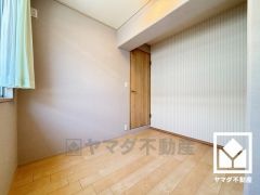 陽光がたっぷり差し込む洗練された洋室。温かみのあるフローリングとスッキリとしたデザインが、暮らしを心地よく彩ります。