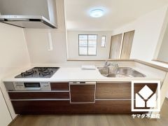 家族のごはん作りがはかどる、同時調理ができる3口コンロ付きキッチン。毎日の家事の負担を軽減でき、水道代の節約にもなる食器洗乾燥機もございます。