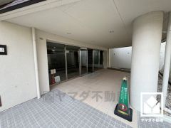 広々とした明るいエントランス。綺麗に整備されており、帰宅時や来客時にも気持ちの良い空間です。