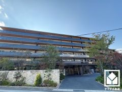 キッチンはカウンター付きの対面式。配膳や片付けがしやすく、お料理中でもお子様の様子が分かって安心です。