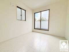 バルコニーにつながるお部屋で、通風・陽当たり良好。