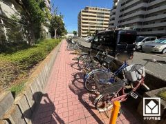 広々としており使い勝手の良い駐輪場です。バイク置き場もございます。現在どちらも空きがございます（バイク置き場は残り2台）。空き状況は変動いたしますので、詳細は弊社スタッフまでお気軽にお問い合わせ下さい