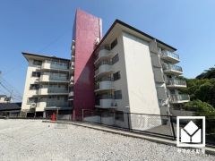 室内洗濯機置場がございます。室内物干しが設置された小上がりのランドリールームが隣接しており、天候に左右されず洗濯していただけます。